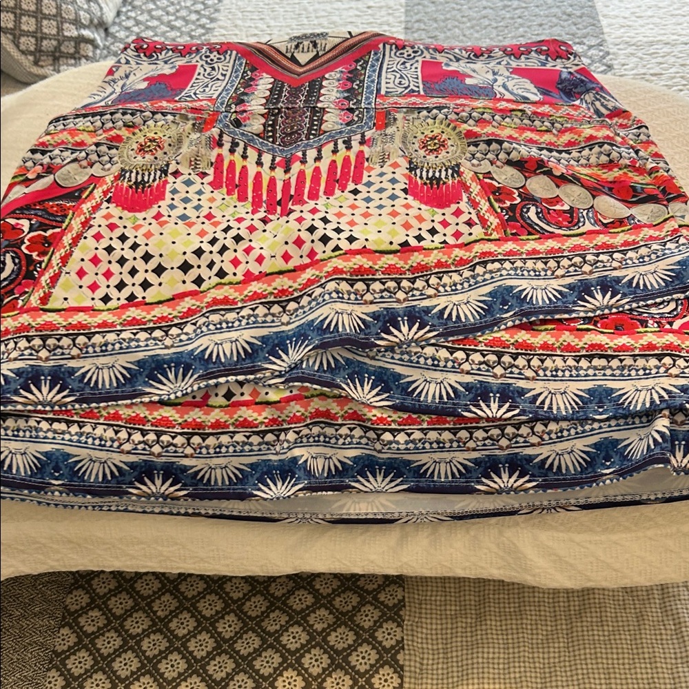 Beautiful multi-colored tennis shirt
Very good condition